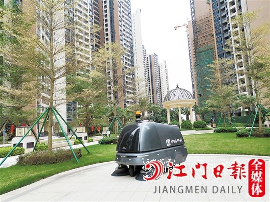 智能掃地機(jī)器人在江海區(qū)明泰城狀元居小區(qū)“上崗”一個(gè)多月了。