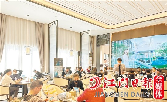 樓盤營(yíng)銷中心洽談區(qū)座無(wú)虛席。