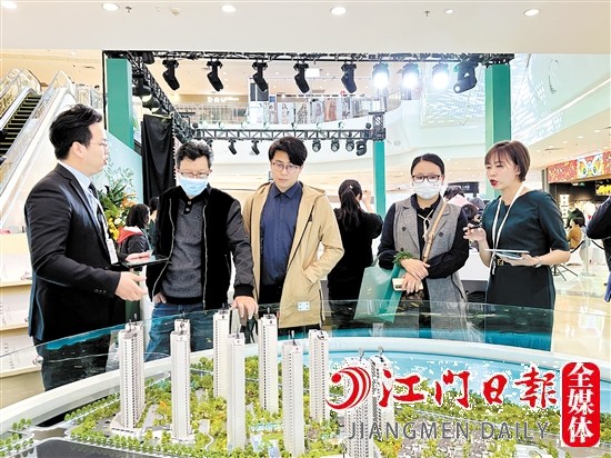 城市展廳的開放，吸引不少市民前來了解項目詳情。