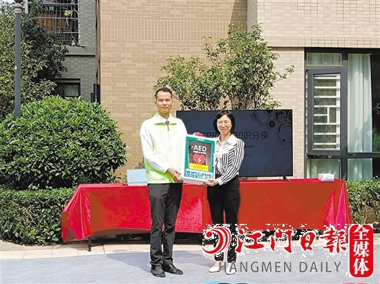 泰安地產(chǎn)代表將AED設(shè)備交接給萬科物業(yè)。