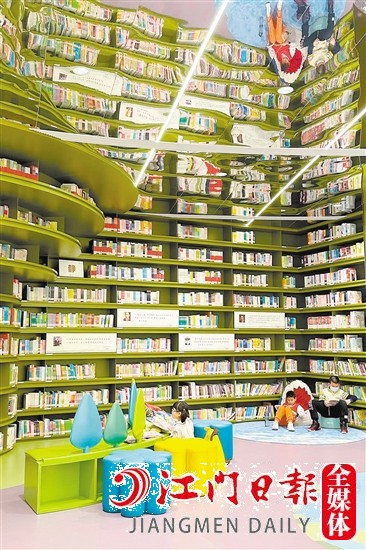 博富控股配建的臺山中心圖書館，豐富了居民的文化生活，也成了網(wǎng)紅打卡地。