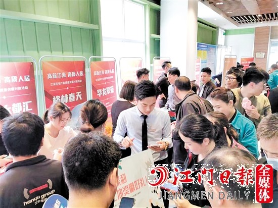 活動現(xiàn)場，房企工作人員為企業(yè)職工介紹項目信息。