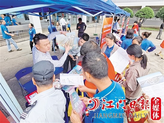 活動現(xiàn)場，房企工作人員為企業(yè)職工介紹項目信息。