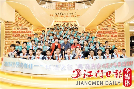 參會(huì)人員及學(xué)生代表合影留念。