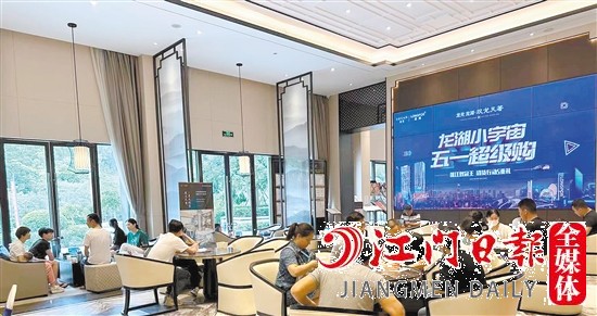 “五一”假期，不少市民選擇去看房。