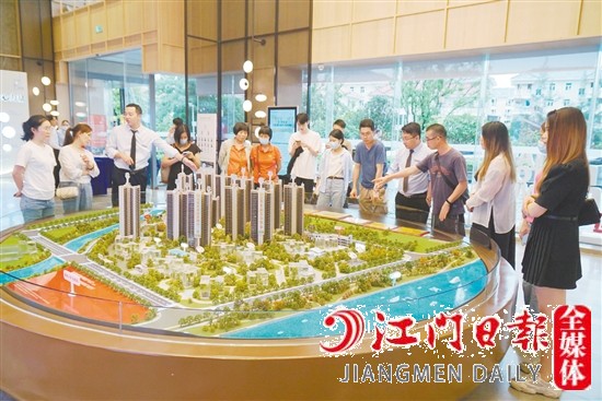 看房團(tuán)在保利大都匯了解樓盤詳情。