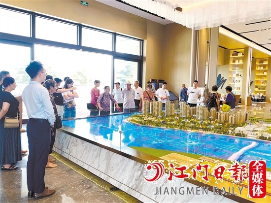 高質(zhì)量供需對(duì)接活動(dòng)把市民“請(qǐng)進(jìn)來(lái)”，組織了看房團(tuán)走進(jìn)樓盤(pán)。