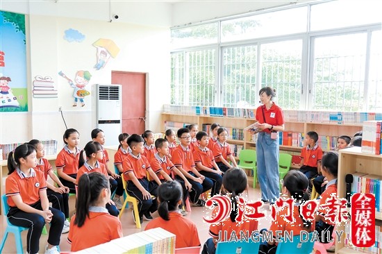 龍榜小學學生在博富公益“悅讀館”龍榜小學館里聽老師講故事。