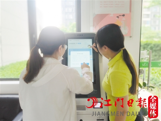 萬(wàn)科金域國(guó)際“鳳梨一號(hào)”自助服務(wù)一體機(jī)為小區(qū)業(yè)主提供一站式服務(wù)。