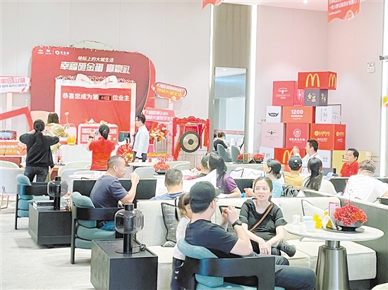 新政實施的首個周末，中鐵建·鐵建城人氣較旺。