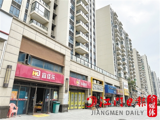 濱江新區(qū)一樓盤外面的商鋪很多，但人氣不旺。