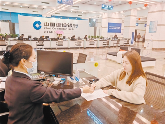 市民在辦理公積金業(yè)務(wù)。