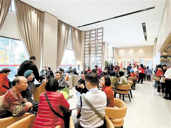 “網(wǎng)紅”樓盤吸引許多消費(fèi)者看房。