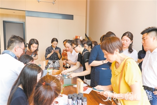 市民踴躍參與“以舊換新”登記。