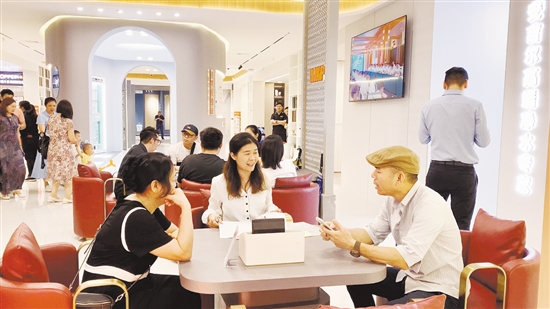 開業(yè)當(dāng)天，不少市民在現(xiàn)場咨詢。