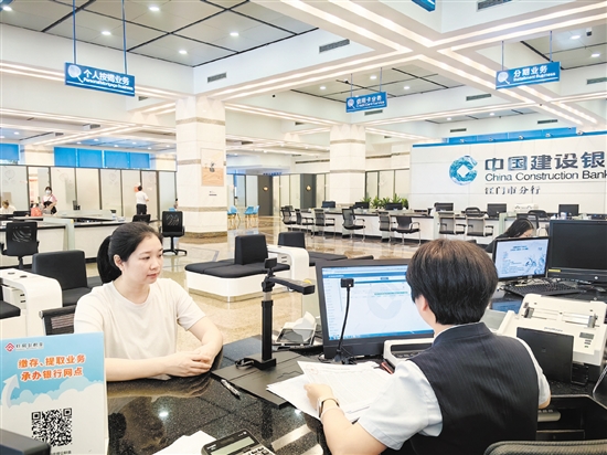 市民在咨詢單位補繳公積金事宜。