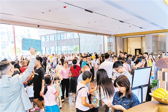 國(guó)慶假期，鶴山市駿景灣·品悅項(xiàng)目“人從眾”。