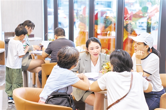 今年國(guó)慶假期，全市主要房地產(chǎn)項(xiàng)目認(rèn)購(gòu)近2300套,圖為銷(xiāo)售人員在接待客人。
