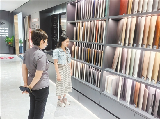 江門市家裝廚衛(wèi)“煥新”活動開展以來，吸引不少市民消費。