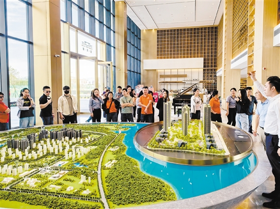 10月，不少樓盤迎來(lái)購(gòu)房熱潮。