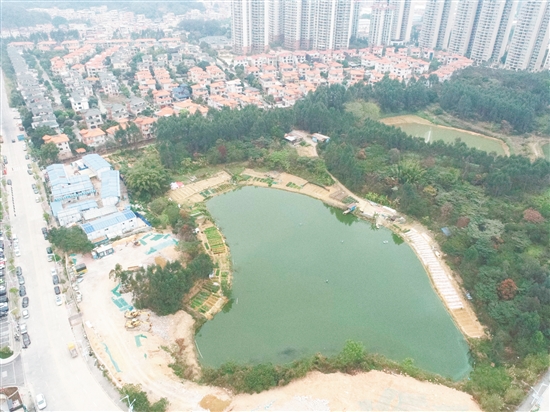 位于蓬江區(qū)豬乸環(huán)地段灝昌園小區(qū)東側(cè)、翡翠觀瀾小區(qū)西北側(cè)地塊已于4月9日成功出讓。