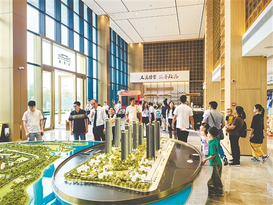 “五一”假期，不少消費者看房、買房。