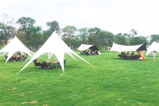 江發(fā)地產(chǎn)項目“五一”假期積極開展活動吸引客戶。