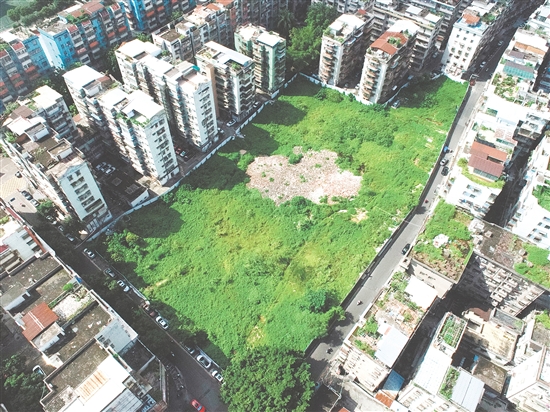 掛牌出讓地塊位于蓬江水南片區(qū)，住宅區(qū)密集，人氣旺盛。