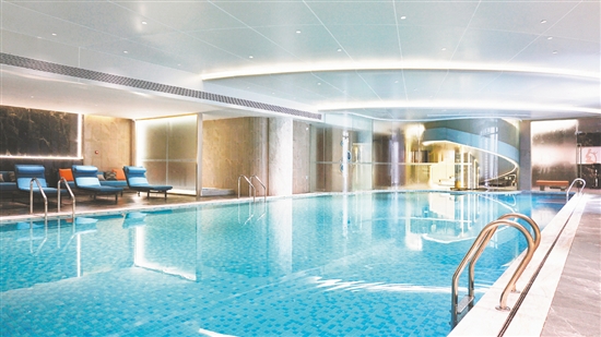 部分樓盤(pán)的會(huì)所配備了室內(nèi)恒溫標(biāo)準(zhǔn)泳池。