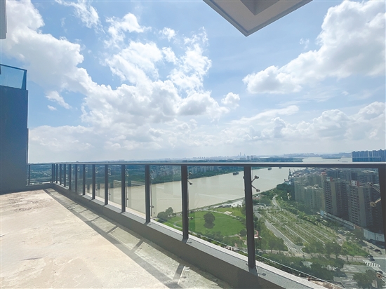 部分在售復(fù)式產(chǎn)品擁有江景資源，稀缺性強(qiáng)。