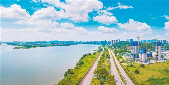 綠城濱江·潮聞東方引入高端江居理念，為江門打造“好房子”的品質(zhì)標(biāo)桿。