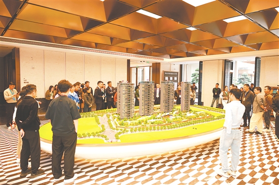 研學(xué)團(tuán)探訪江門品質(zhì)住宅代表項目。