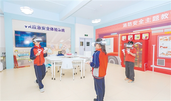 場館創(chuàng)新打造消防教育空間，配備VR應(yīng)急安全體驗(yàn)系統(tǒng)與超200冊消防專題書籍。