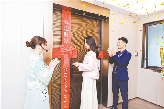 江門保利瑯悅迎來交付，鑰匙交到業(yè)主手中。