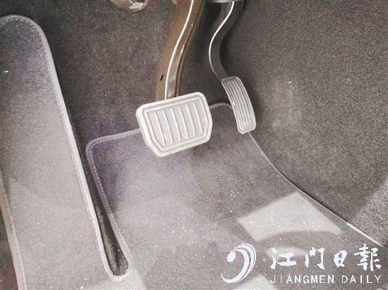 部分新能源汽車可以把最常用的加速、剎車功能集中到電門上（右邊踏板）。