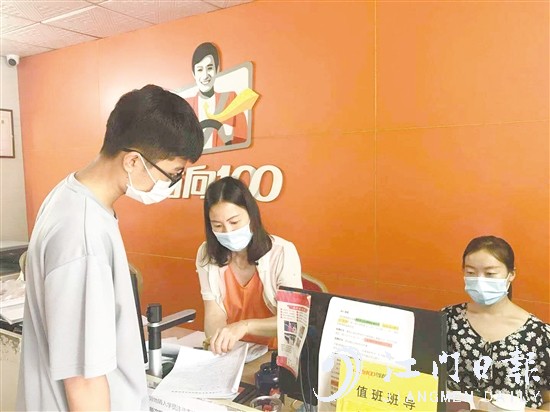 高考結(jié)束后，許多考生前往駕校報(bào)名學(xué)車。