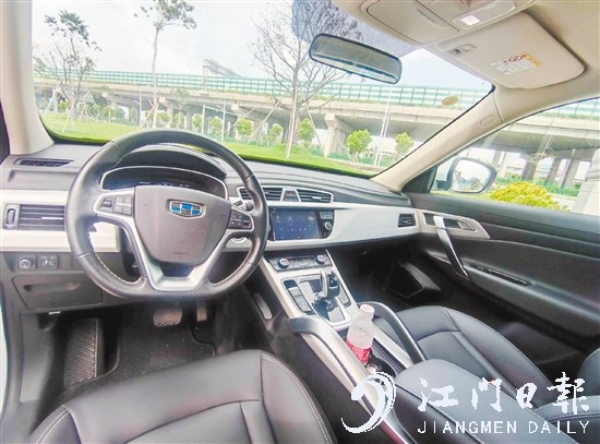 中控臺使用了大面積軟性材質包裹。