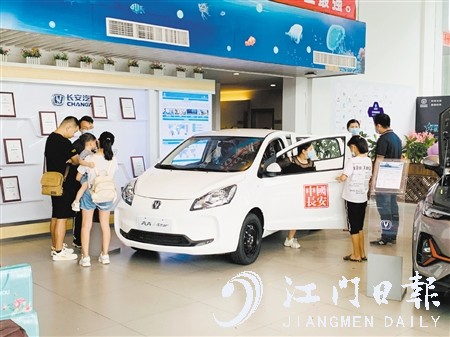 電動(dòng)微型汽車因價(jià)格實(shí)惠而廣受消費(fèi)者關(guān)注。