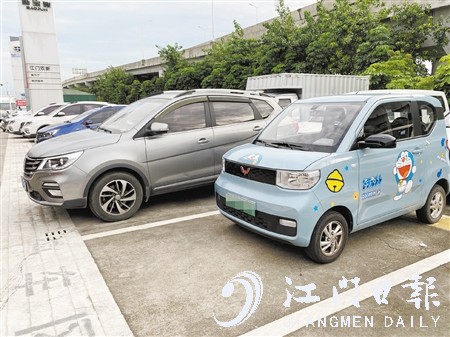 電動(dòng)微型汽車車身短小，停車非常方便。