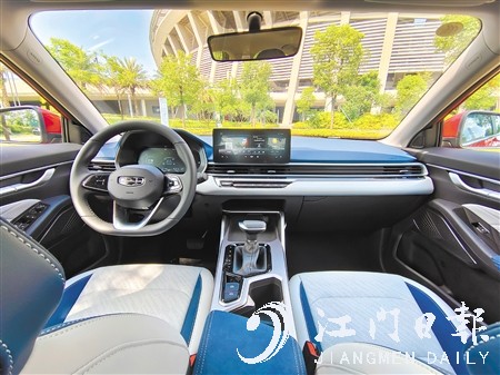 第四代帝豪的內(nèi)飾看起來簡潔而富有科技感。