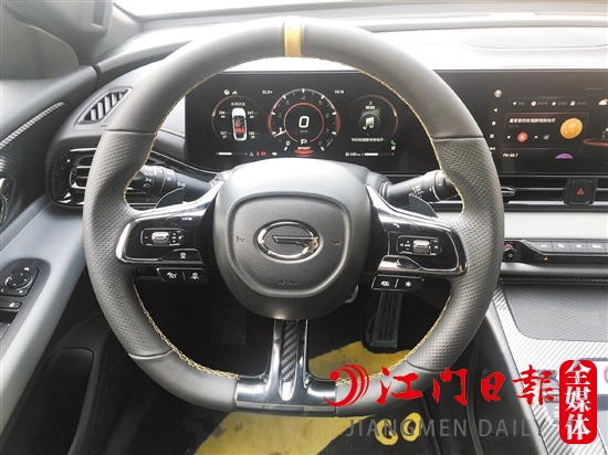 方向盤采取平底設(shè)計(jì)，很有時(shí)尚感。