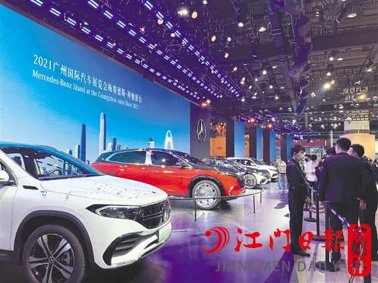 豪華品牌均把新能源汽車擺放在展區(qū)最顯眼的位置。