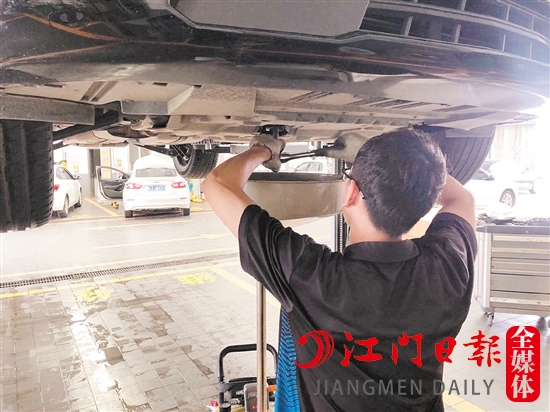 汽車(chē)4S店的售后服務(wù)越來(lái)越好。