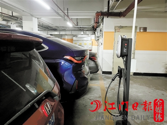 我市不少小區(qū)安裝充電樁都較為方便。