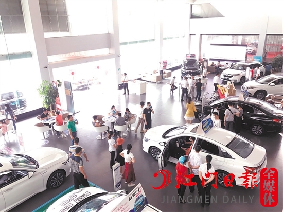 “五一”將至，購車優(yōu)惠吸引消費者到店。