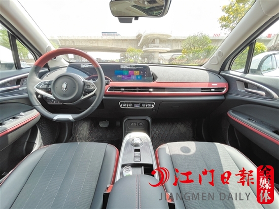 新車內(nèi)飾復(fù)古之余不乏運(yùn)動(dòng)感。