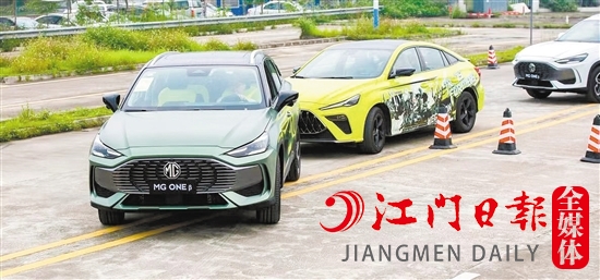 試駕現(xiàn)場設(shè)置了重重考驗關(guān)卡。