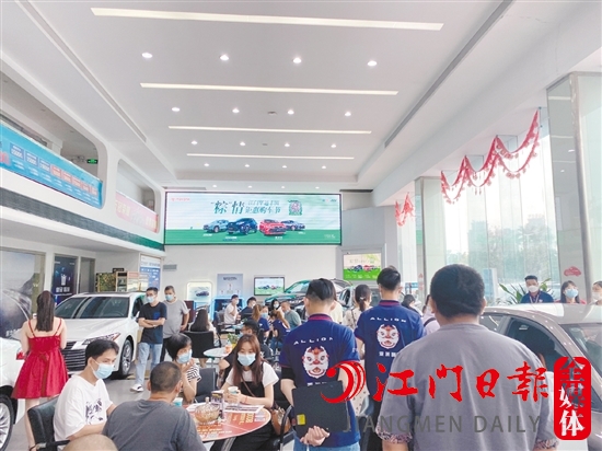 端午節(jié)假期期間，新政策的實施吸引了許多消費者到4S店看車、買車。