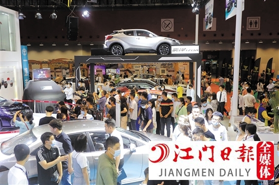 本報(bào)往年舉辦的大型車(chē)展，吸引大批市民。