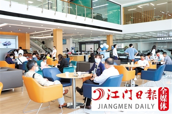 新政實(shí)施首月，吸引了不少消費(fèi)者到店看車、買車。